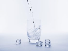 чаша с вода